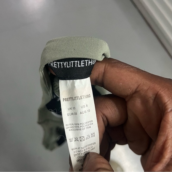 PrettyLittleThing Olive Sports Bra with Branding - Picture 5 of 5